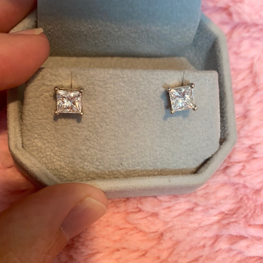 2.09 CT VVS2 Diamonds earrings H / F-G